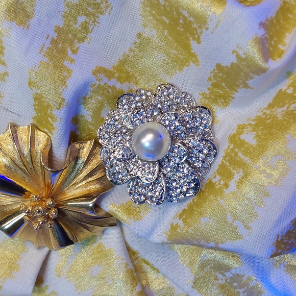 Brooches gold and silver for any occasion.Gold one is signed coro. - Picture 3 of 3